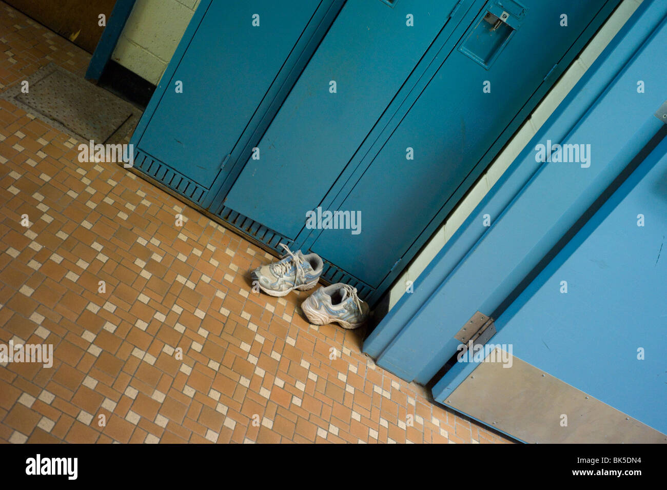 Sportschuhe auf gefliesten Boden vor Schule Schließfächer getragen. Stockfoto
