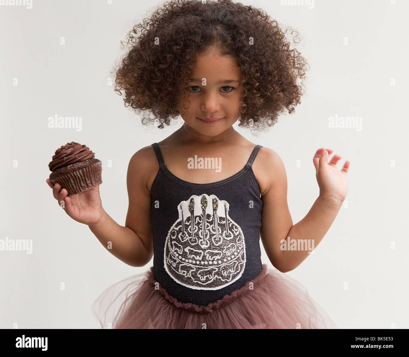 Mädchen mit Schokolade cupcake Stockfoto