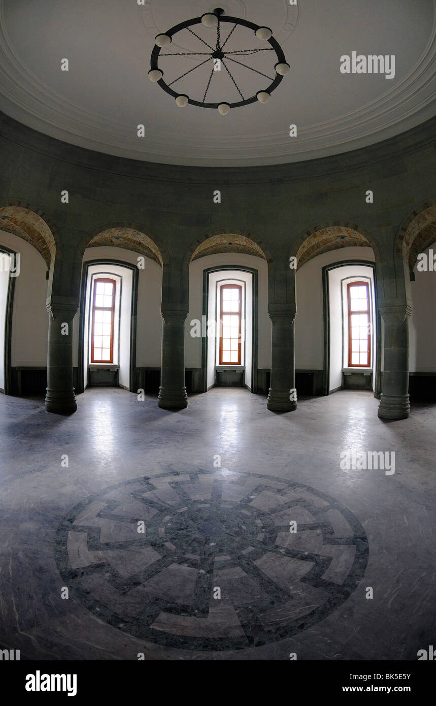 Okkulte Symbol der schwarzen Sonne in den Boden der Halle SS Generäle, Schloss Wewelsburg, Deutschland Stockfoto