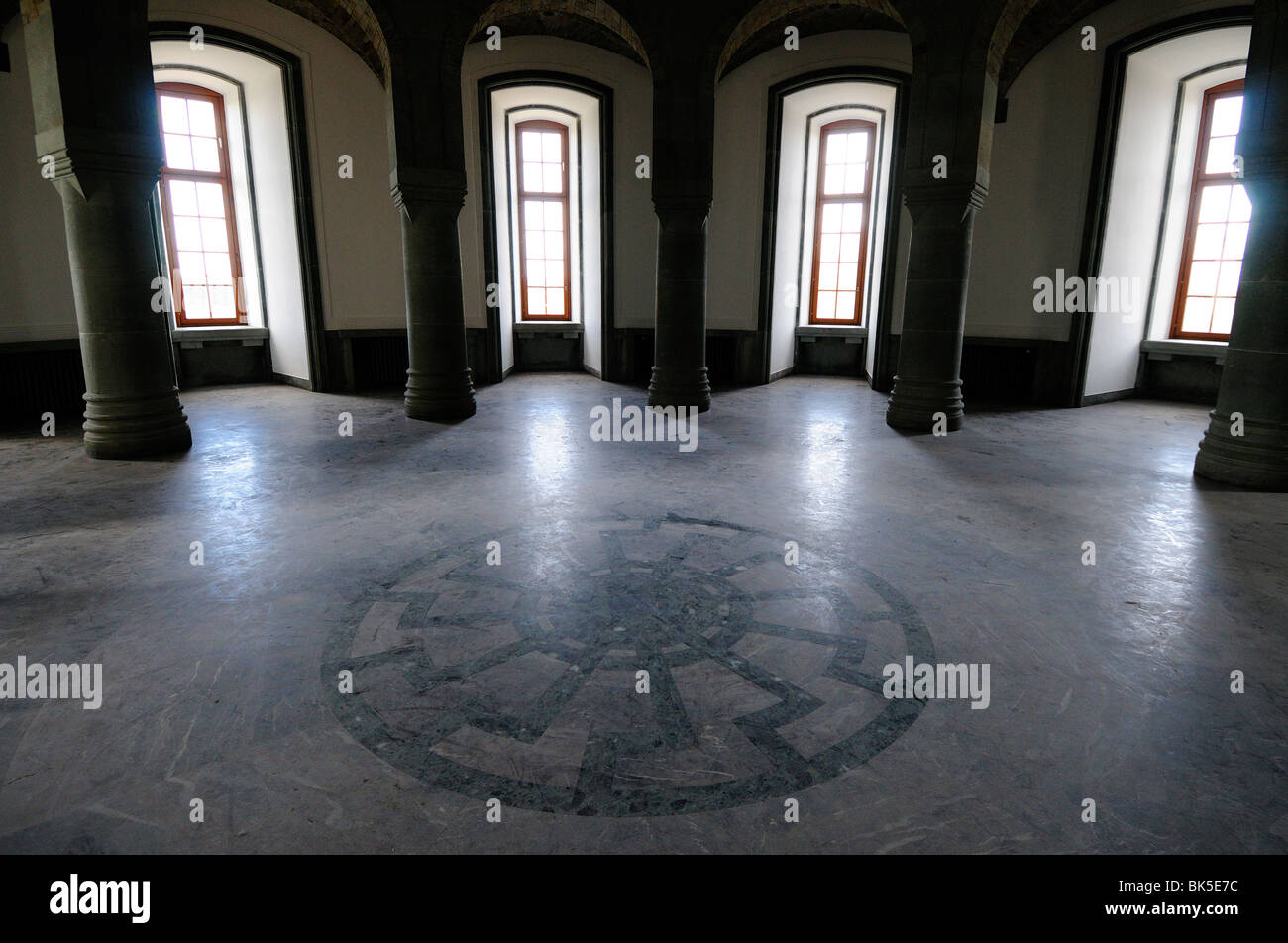 Okkulte Symbol der schwarzen Sonne in den Boden der Halle SS Generäle, Schloss Wewelsburg, Deutschland Stockfoto