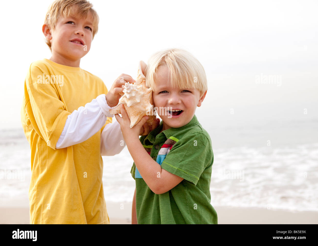 Jungen Ozean im Seashell anhören Stockfoto