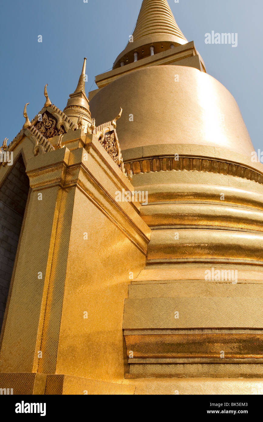 Goldenen Phra Si Rattana Chedi, Wat Phra Kaew, im Grand Palace, Bangkok, Thailand. Stockfoto