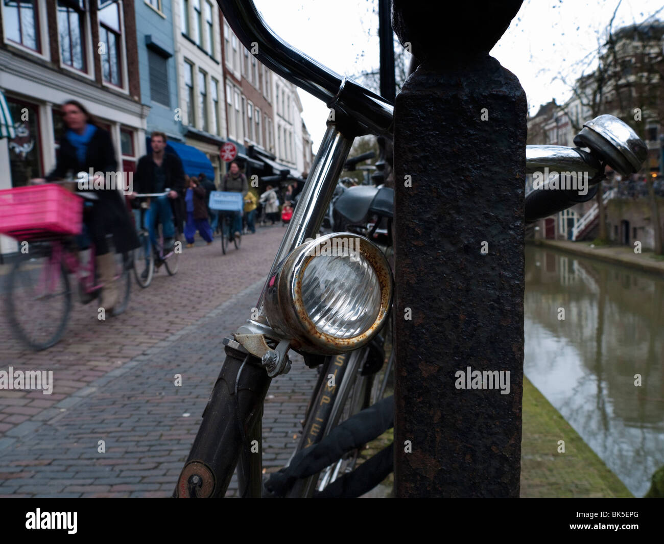 Detail der abgestellten Fahrrad auf der Straße neben Oude Gracht oder alten Kanal in Utrecht Niederlande Stockfoto