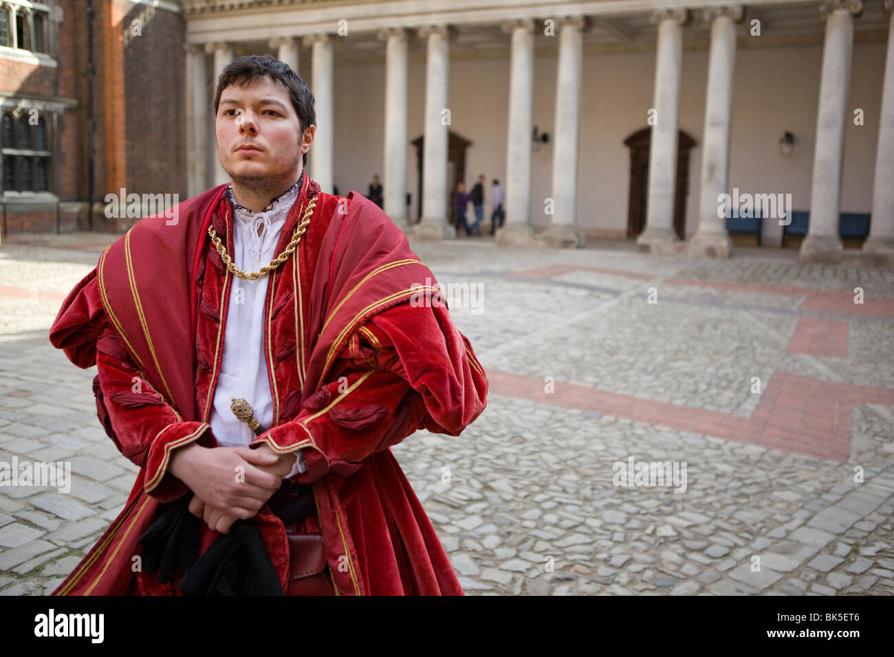 Die Tudors. Akteure der Tudors in Hampton Court, England. Heinrich VIII. und seiner Frau. Stockfoto