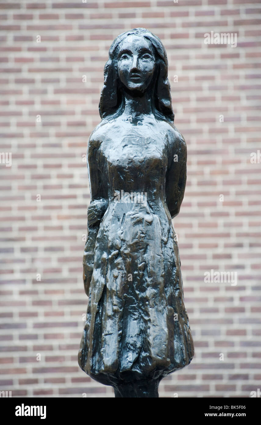 Statue der Anne Frank vor ihrem ehemaligen Haus in Amsterdam Niederlande Stockfoto