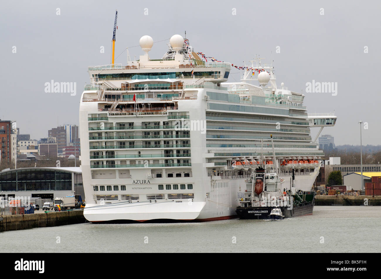 P & O Cruises Kreuzfahrtschiff, die Azura in Southampton England UK festgemacht Stockfoto