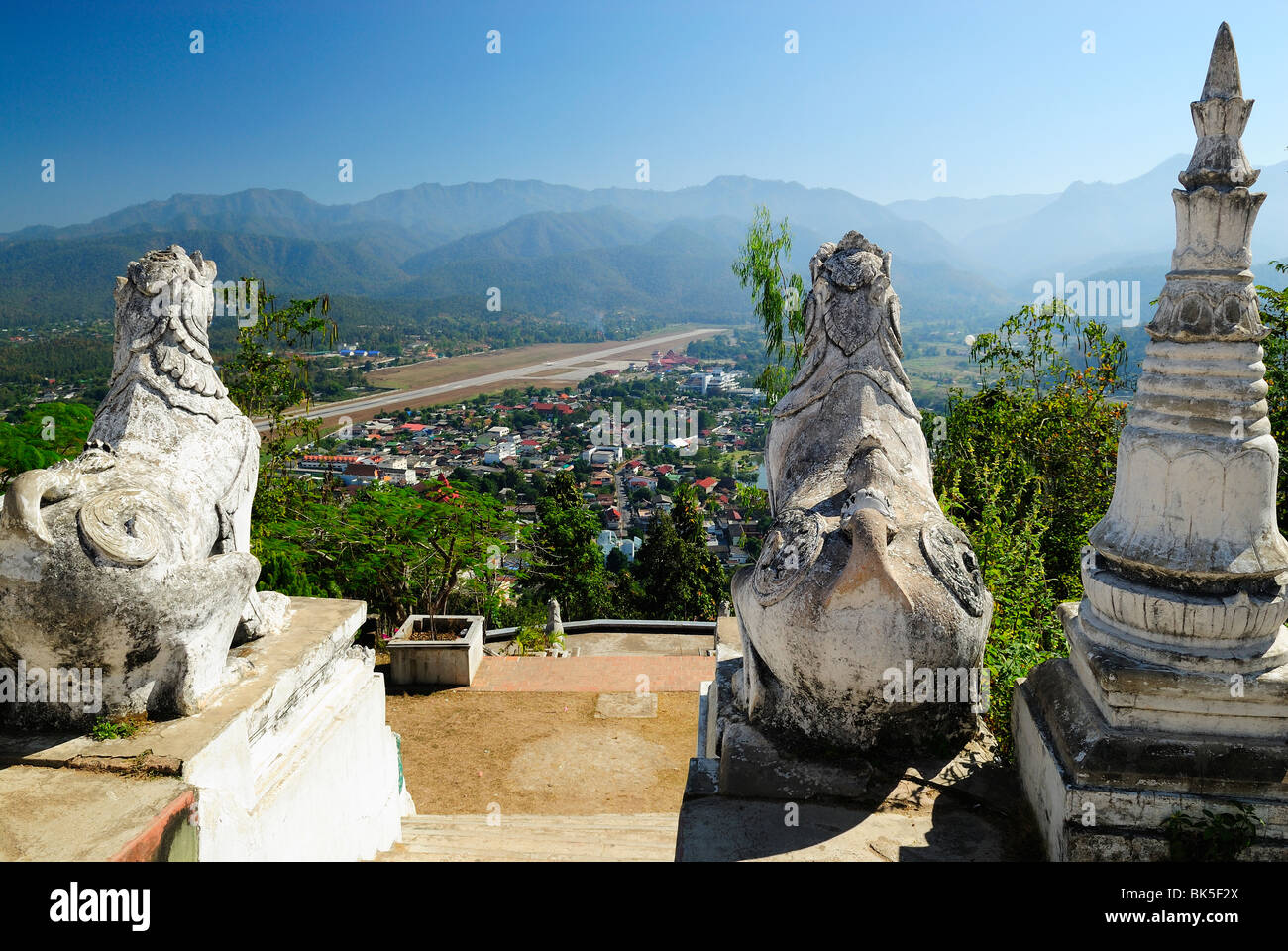 Löwen-Statuen vor in Wat Phra, dass Doi Kong Mu Tempel, Thailand, Südostasien Stockfoto