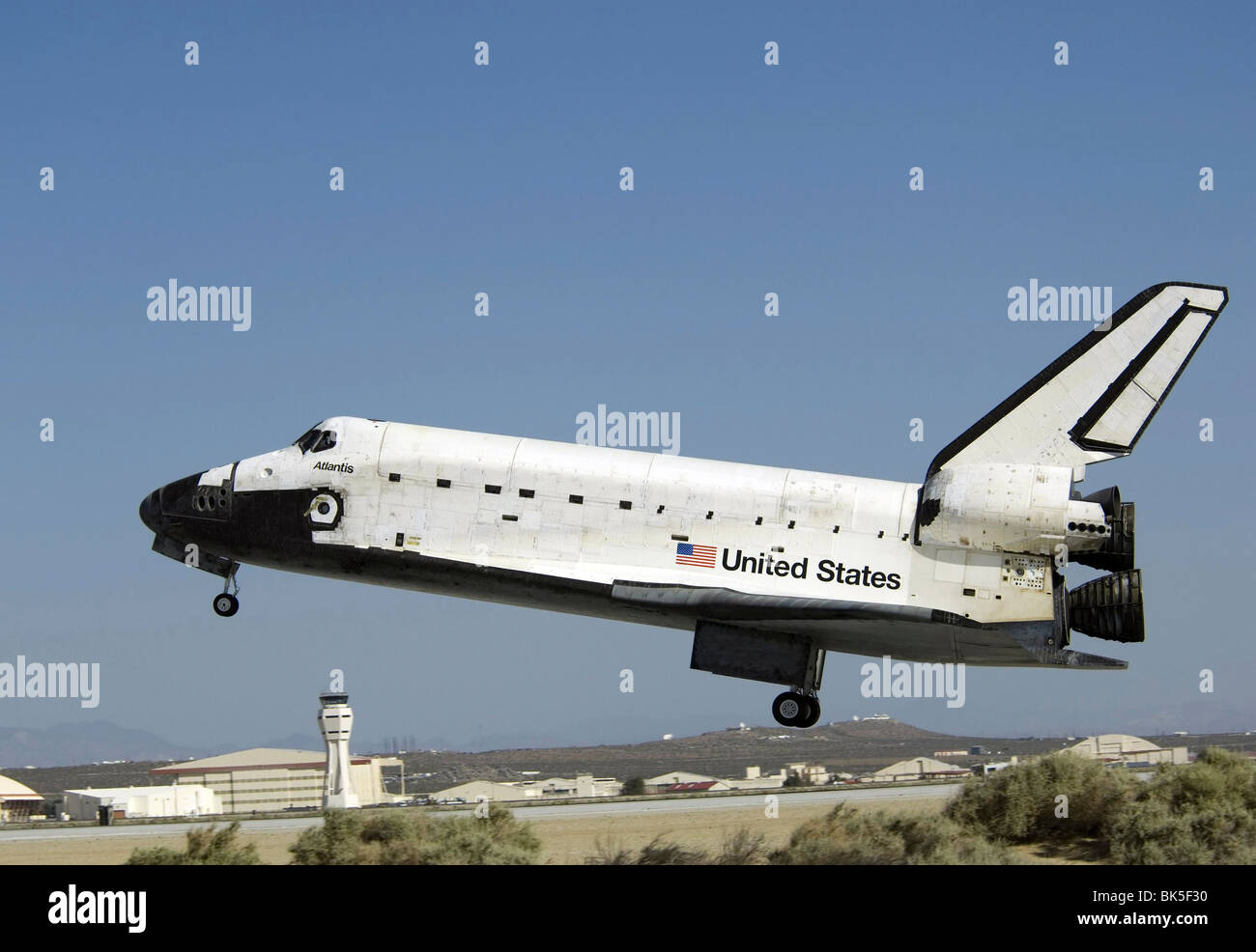 Space Shuttle Atlantis landet an der Edwards Air Force Base, Kalifornien, USA Stockfoto