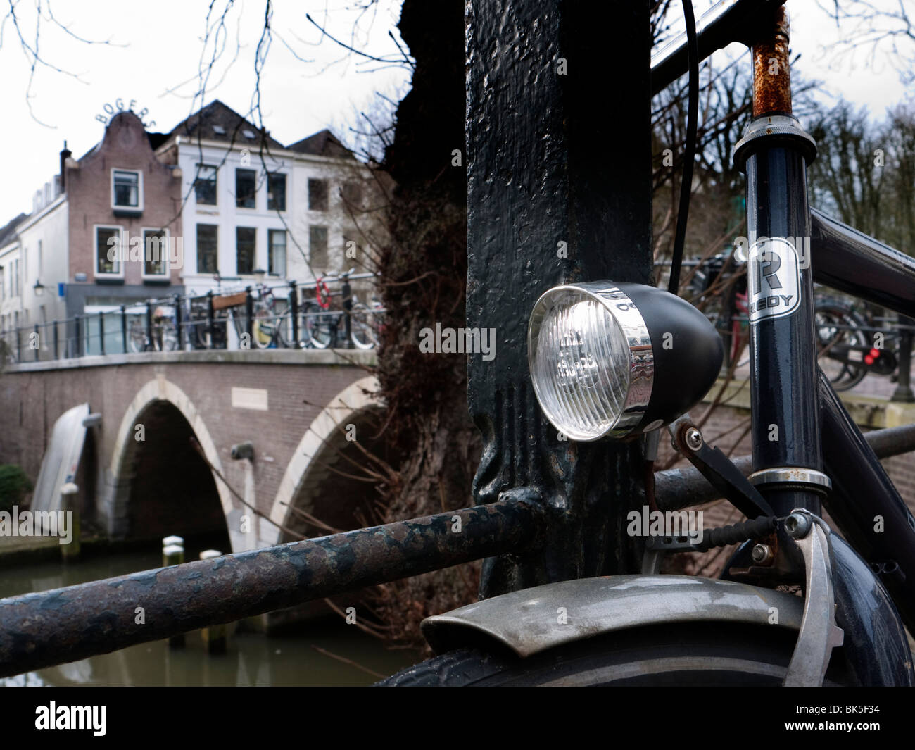 Detail der abgestellten Fahrrad auf der Straße neben Oude Gracht oder alten Kanal in Utrecht Niederlande Stockfoto