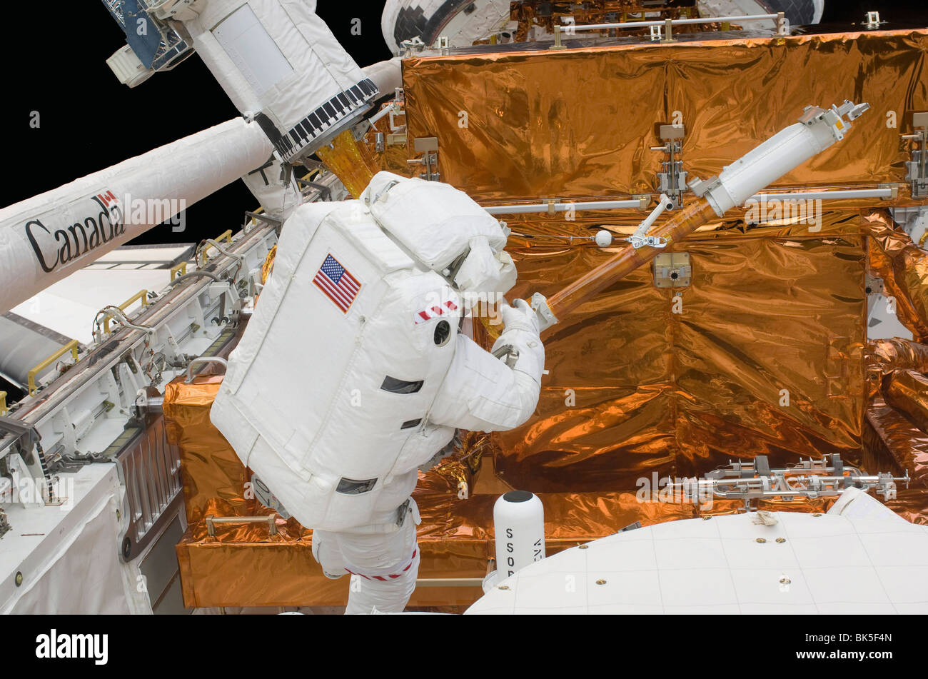 Astronaut arbeitet mit dem Hubble-Weltraumteleskop in der Cargo Bay von Atlantis Stockfoto