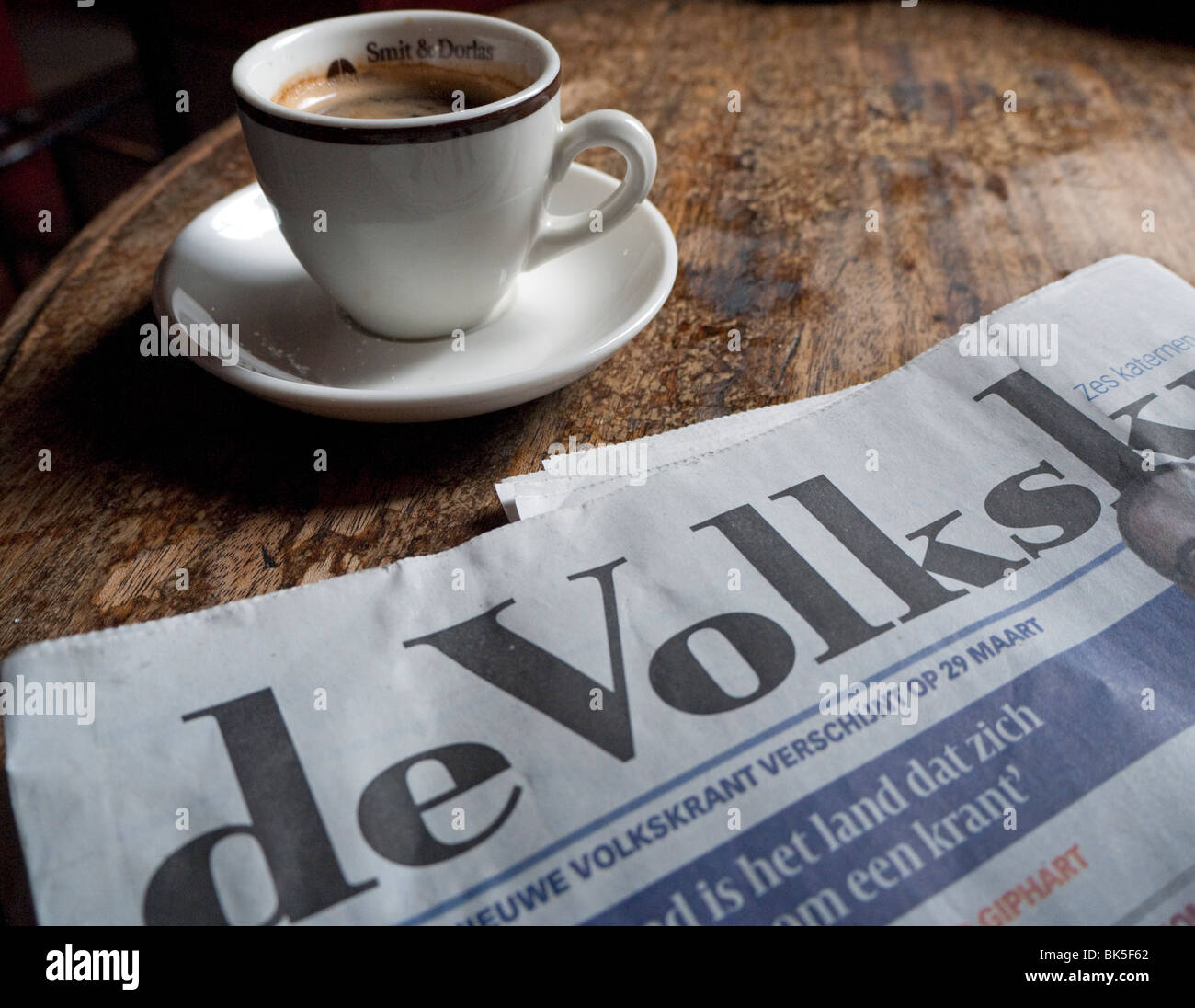 Detail der niederländischen Zeitung und Kaffeetasse im typischen braun Café in Utrecht in den Niederlanden Stockfoto