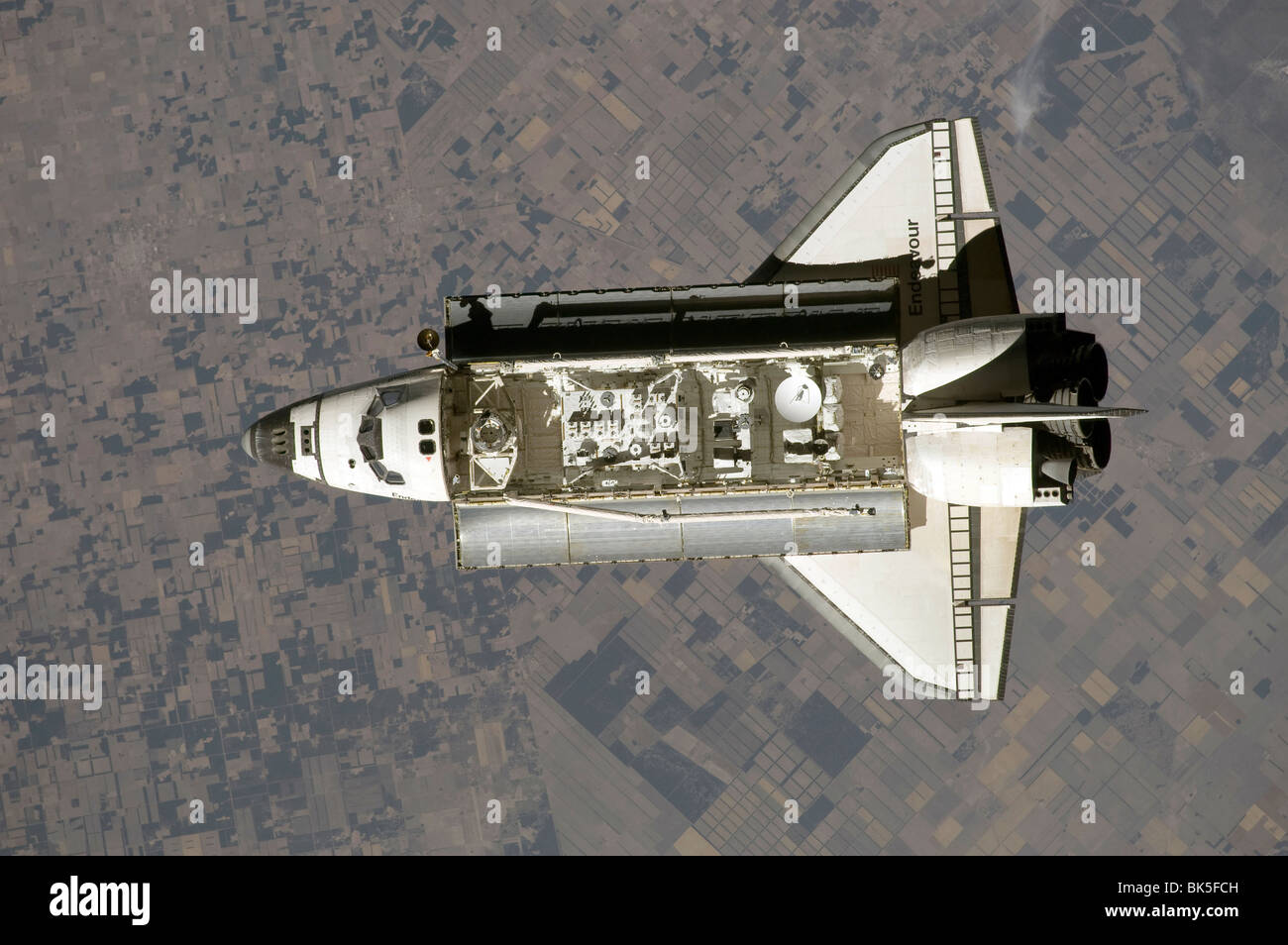 Das Space Shuttle Endeavour vor mit der internationalen Raumstation ISS andocken. Stockfoto