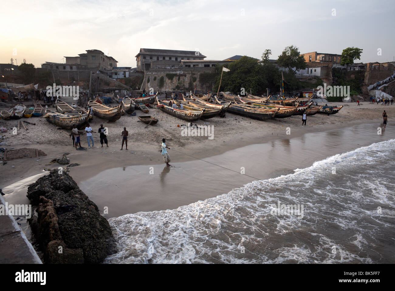Angelboote/Fischerboote am Strand in Accra, Ghana, Westafrika, Afrika Stockfoto
