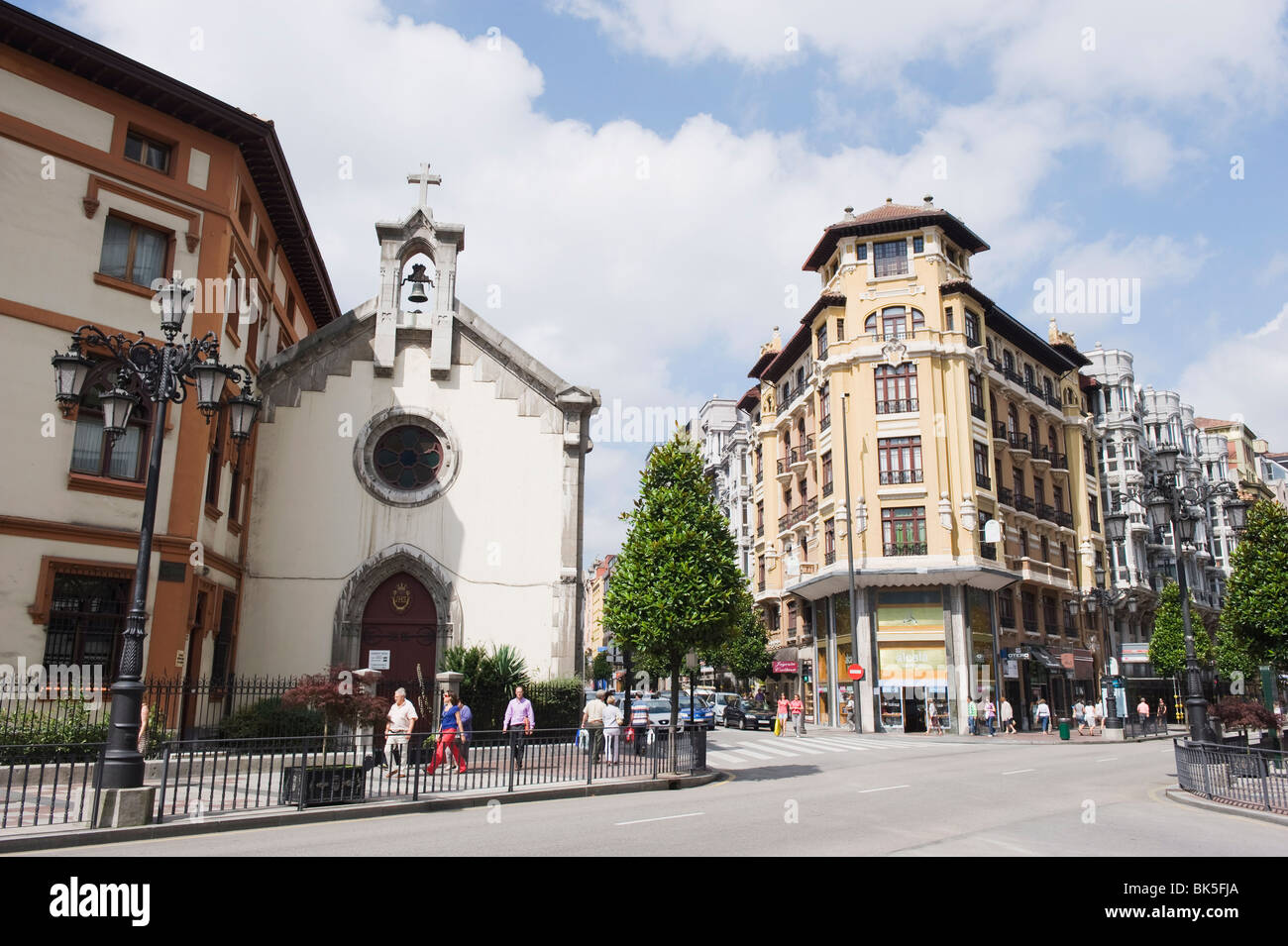 Kirche und der Glockenturm Turm in Oviedo, Asturien, Spanien, Europa Stockfoto