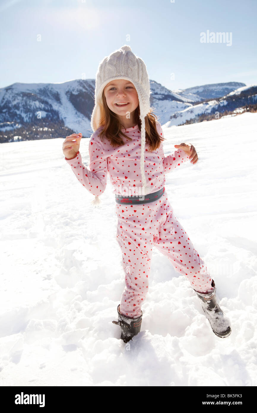 Junge Mädchen spielen im Schnee Stockfoto