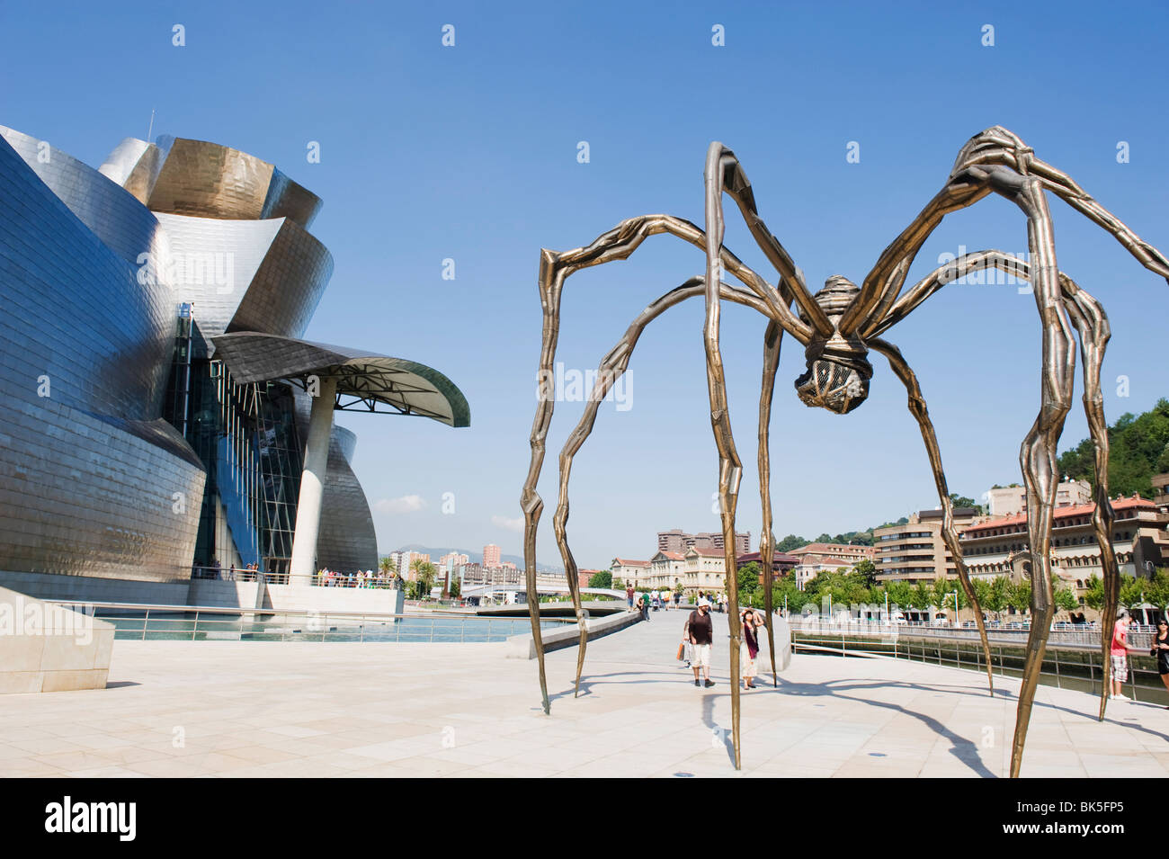 Das Guggenheim Museum, entworfen von Architekt Frank Gehry und Riesen Spinne Skulptur von Louise Bourgeois, Bilbao, Spanien Stockfoto