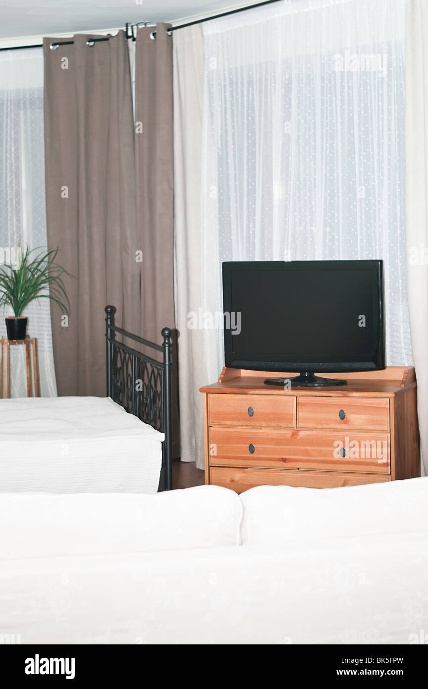 Die große Leinwand für TV-Gerät in einem Raum vor einem weißen Sofa. Ein Schlafzimmer mit einem Bett Stockfoto