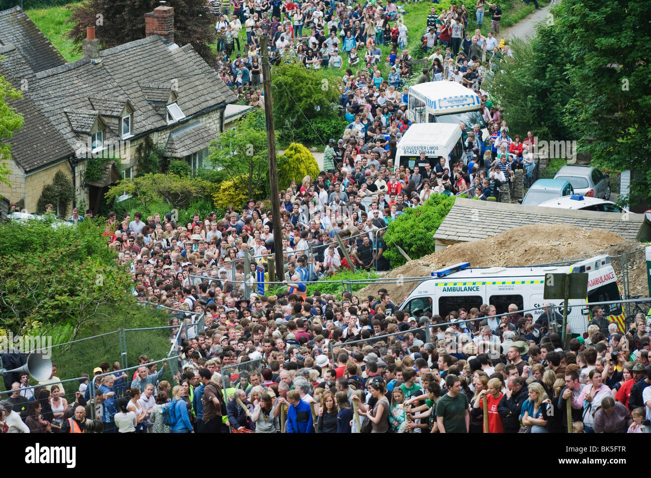 Riesige Menschenmassen und Krankenwagen Crew bei der Cheese Rolling Festival, Coopers Hill, Gloucestershire, England, Vereinigtes Königreich, Europa Stockfoto