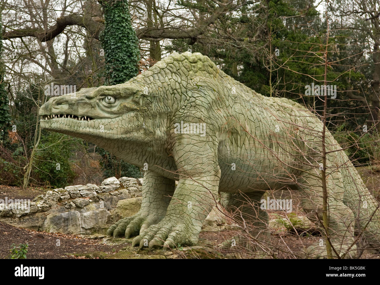 Gusseisen Megalosaurus Statue Dinosaurier im Crystal Palace Park in Süd-London Stockfoto