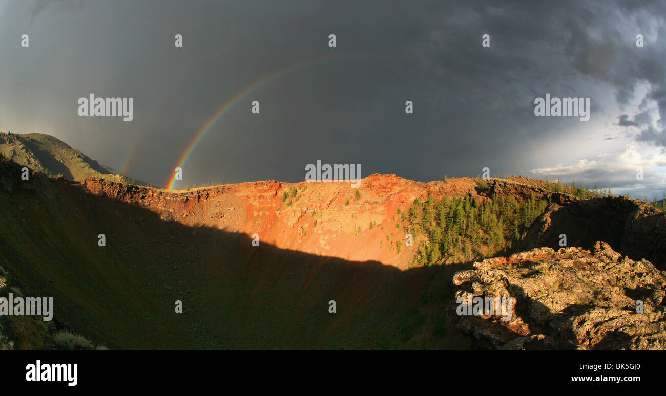 Krater eines erloschenen Vulkans mit einem Regenbogen in den Himmel Khorgo Terkhiin Khorgo Terkhiin Tsagaan Nuur National Park Tsagaan Nuur Stockfoto