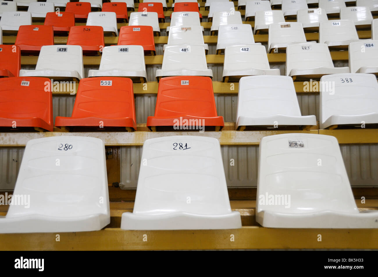 Stock Foto von leeren Sitzreihen im Inneren ein Eisstadion. Stockfoto