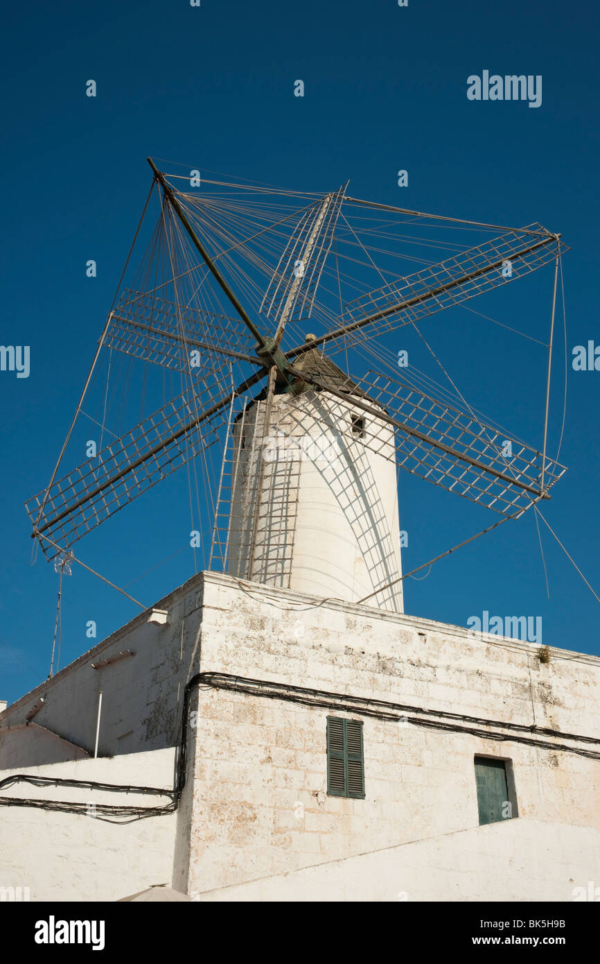 Traditionellen weißen Windmühle in Menorca, Spanien, gegen trübe blauen Himmel Stockfoto