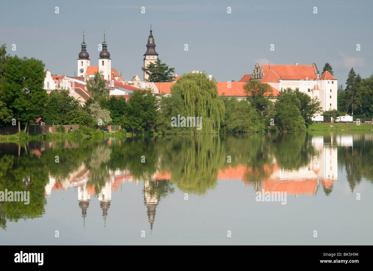 TelcSchloss und Wohngebäuden spiegelt sich in Stepnicky Teich, Telc