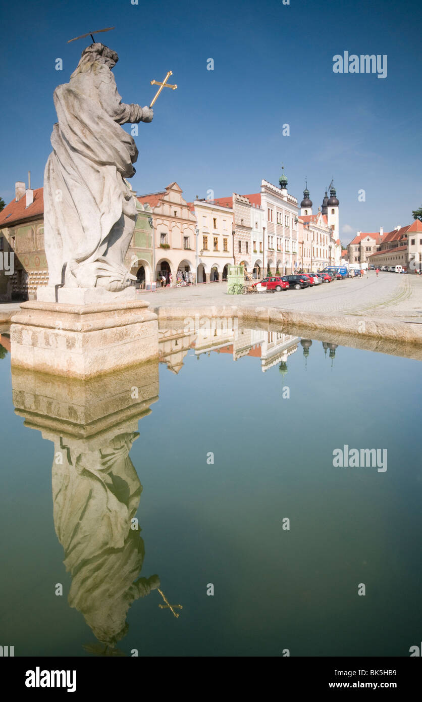 Statue des Heiligen und Brunnen, Renaissance-Gebäude am Zachariase Z Hradce Square, Telc, Jihlava Region, Tschechische Republik, Europa Stockfoto