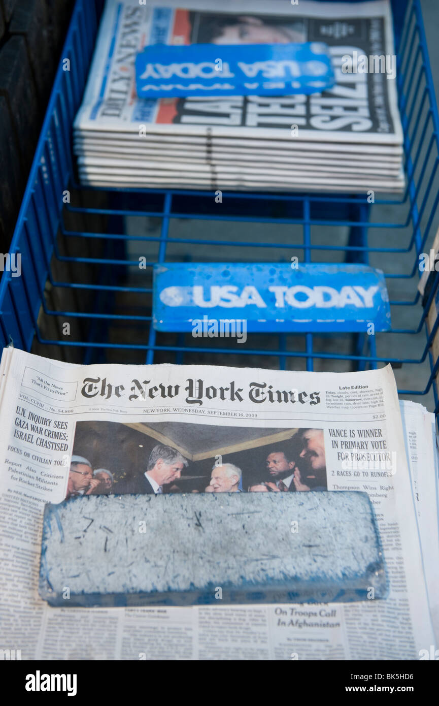 Amerikanische Zeitungen zum Verkauf auf der Straße Stockfoto