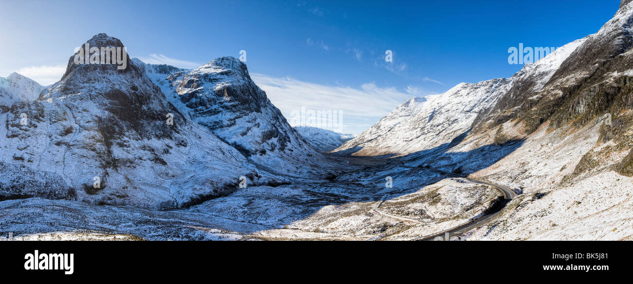 Drei Schwestern von Glencoe und die A83 Wicklung durch den Glen Richtung Glencoe Village, Highland, Schottland Stockfoto