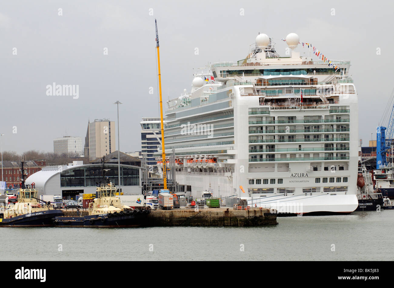 P & O Cruises Kreuzfahrtschiff, die Azura in Southampton England UK festgemacht Stockfoto