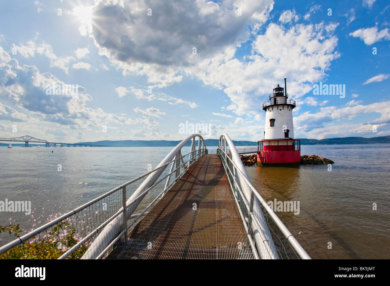Blick auf den Hudson River mit dem Tarrytown Leuchtturm und Tappan Zee Bridge, New York, USA Stockfoto