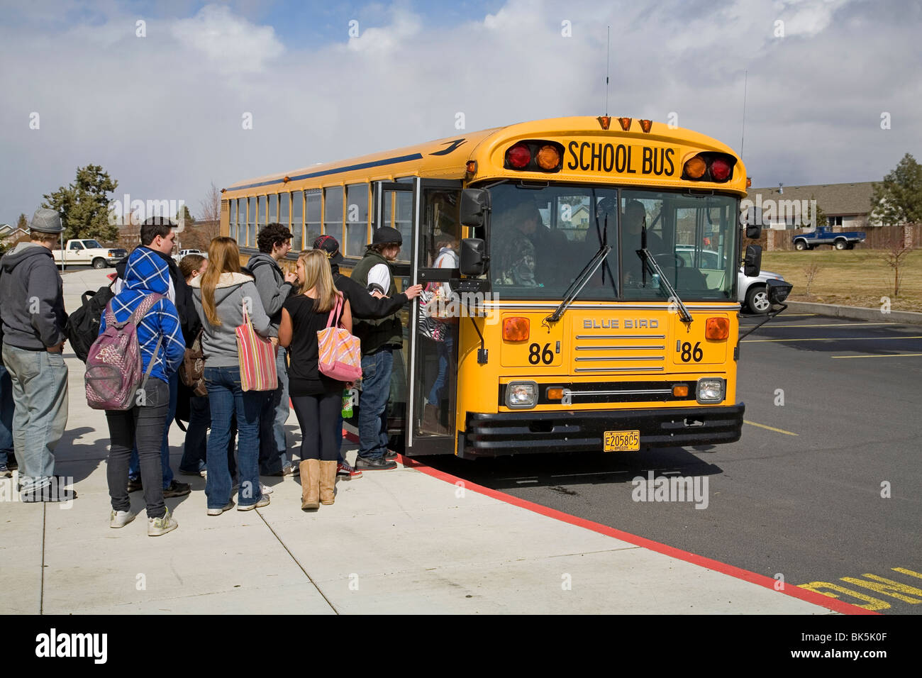 Schülerinnen und Schüler an Bord einen Schulbus für den Nachmittag Heimreise Stockfoto