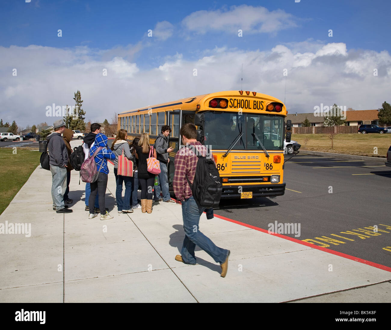 Schülerinnen und Schüler an Bord einen Schulbus für die Heimreise am Nachmittag nach der Schule Stockfoto