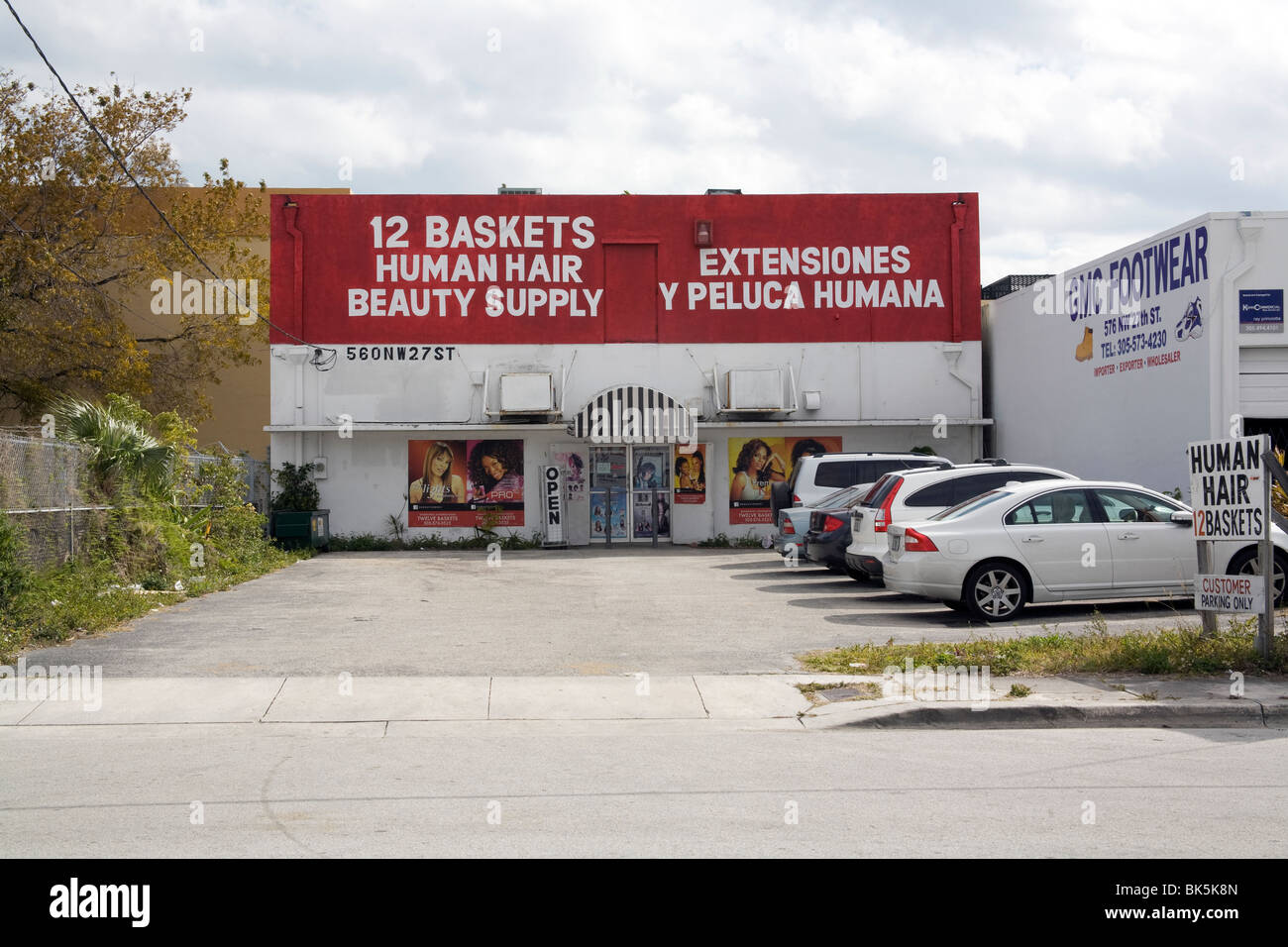 12 Körbe Echthaar Schönheit Lieferanten, Miami Florida USA Stockfoto