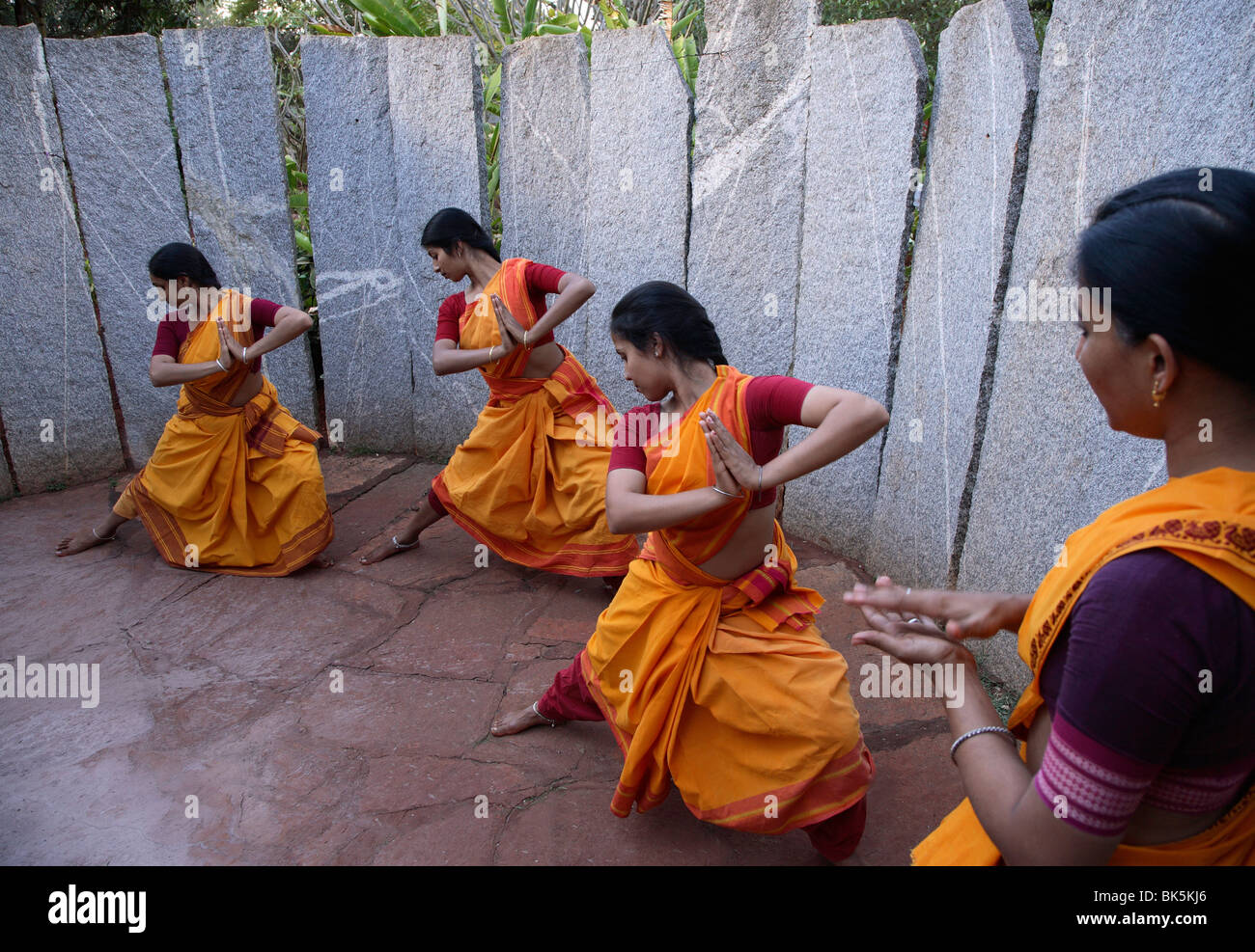 Körper Klimaanlage Übung für Tänzer in Nrityagram, Bangalore, Karnataka, Indien, Asien Stockfoto
