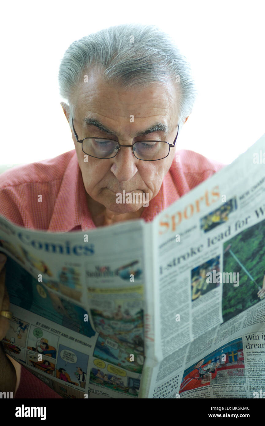 Nahaufnahme der älterer Mann sitzt lesen Zeitung. Stockfoto