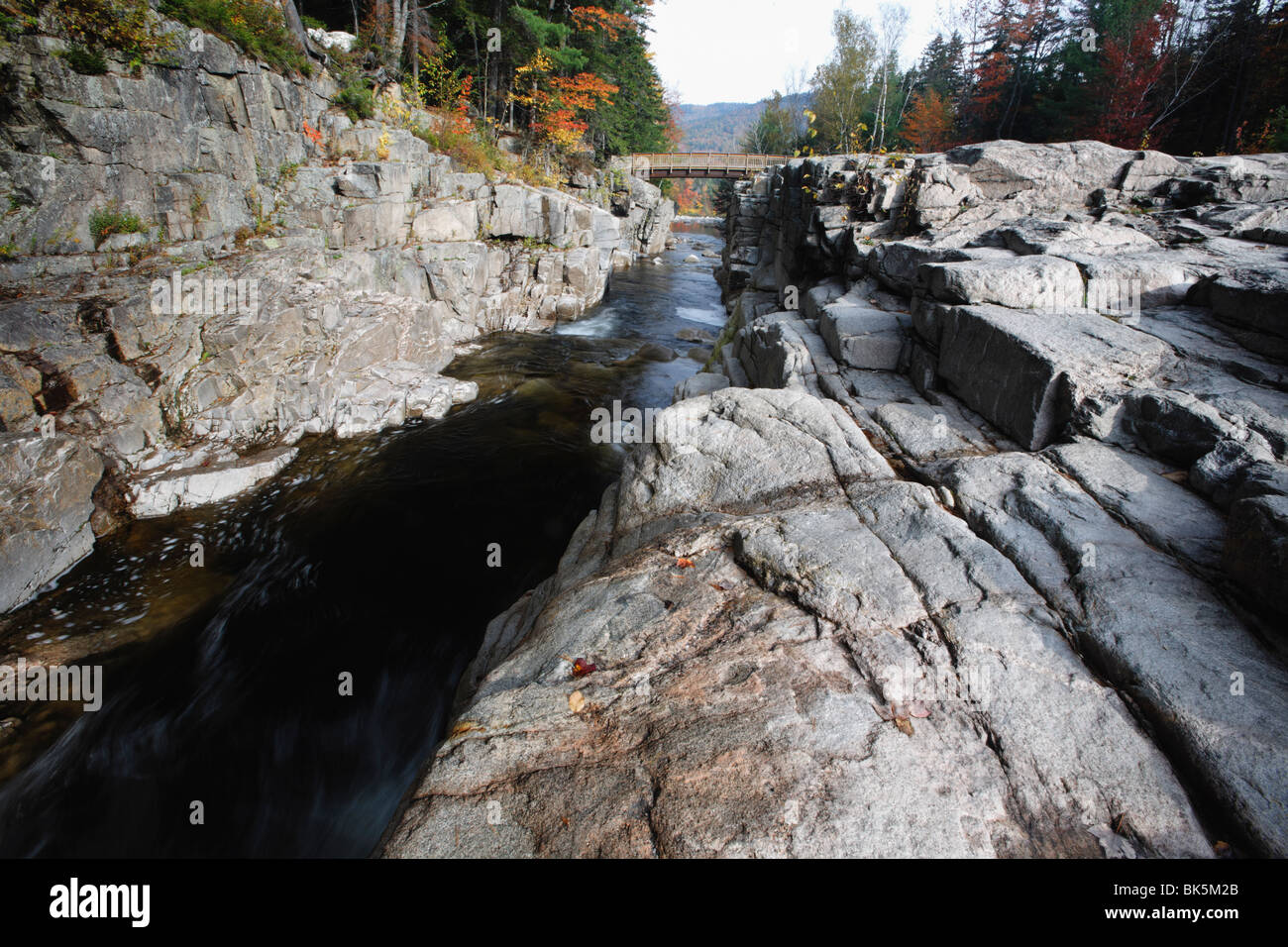 Fußgängerbrücke über den felsigen Creek Schlucht (New Hampshire) Stockfoto