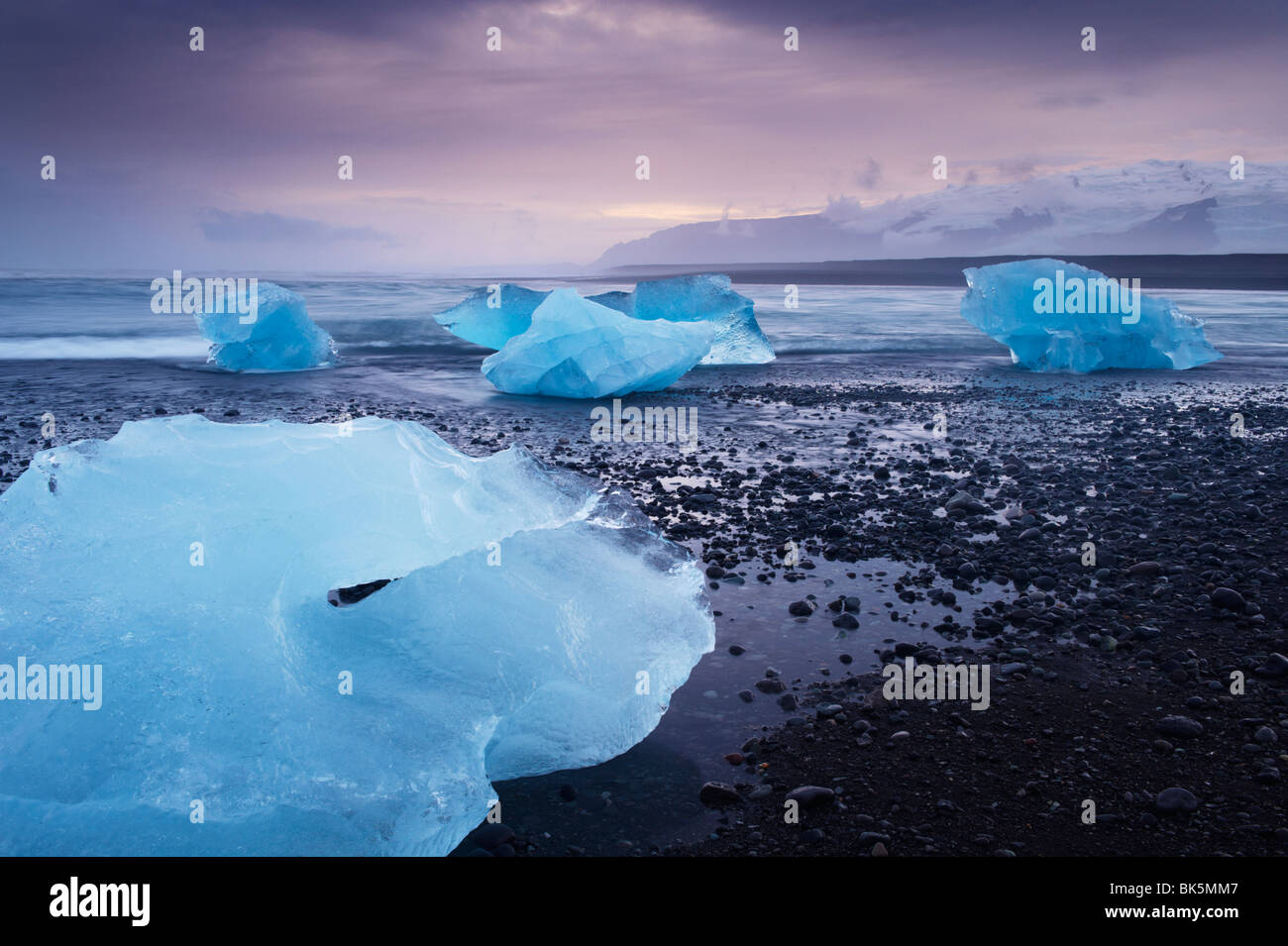 Breidamerkursandur schwarzen Sand, in der Nähe Gletscherlagune Jökulsárlón, Oraefajokull Gletscher in der Ferne, Island Stockfoto