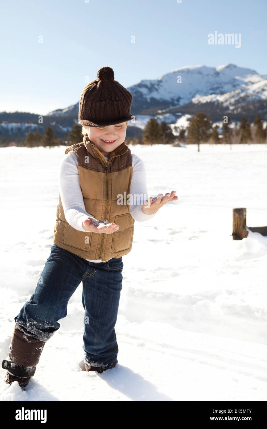 Kleiner Junge halten Schnee Stockfoto