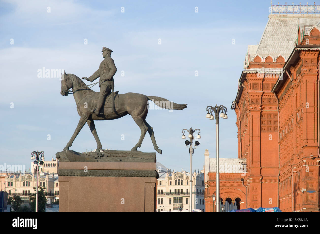 Statue von Marschall Zhukov der russischen Roten Armee Offizier während Zweiter Weltkrieg, Roter Platz, Moskau, Russland Stockfoto