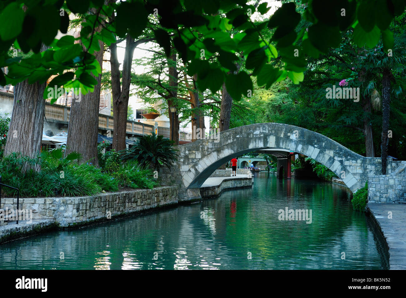 Kleine Steinbrücke über den Riverwalk in San Antonio, Texas. Stockfoto
