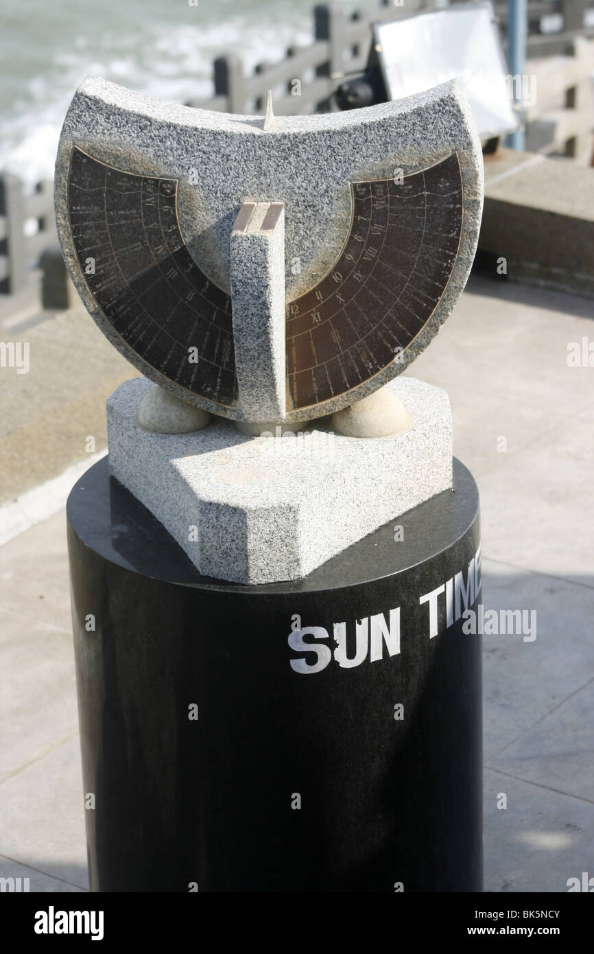 Äquatorialsonnenuhr oder ein Sunclock zur Messung der Tageszeit mit den Schatten, die auf dem Zifferblatt fallen. Stockfoto