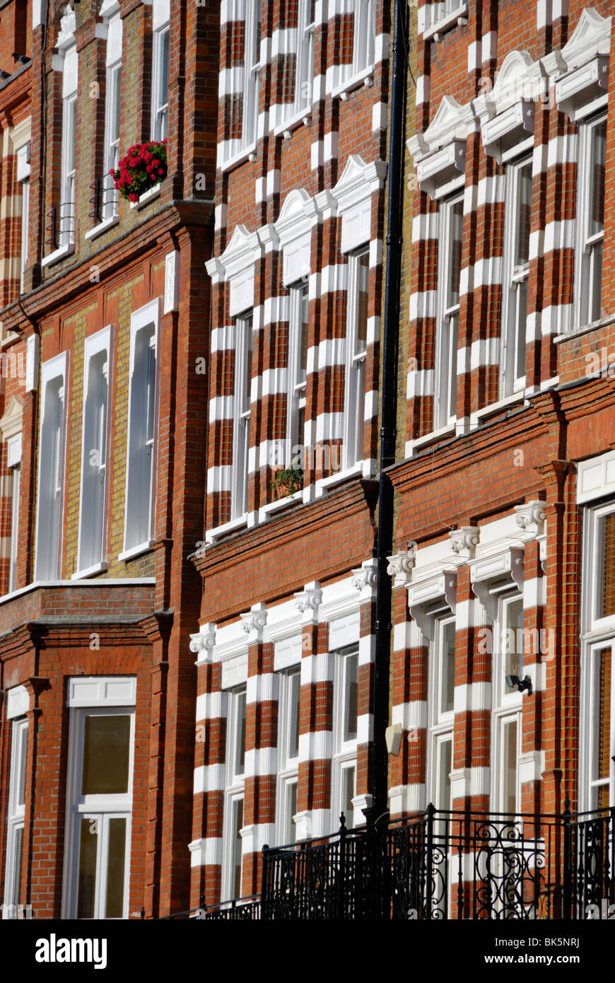 Viktorianische Villa Apartment Block Fassade in Braham Gardens, Kensington, London, England Stockfoto