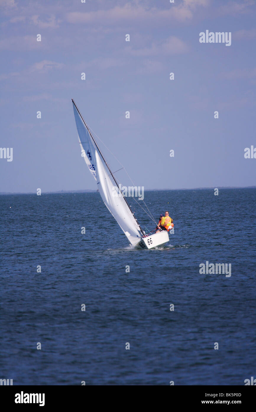 FAMILIEN SEGELN GROßEN SEGELBOOT FANGEN DEN WIND BEWEGEN SCHNELL IM FREIWASSER SEGELN VOLL Stockfoto