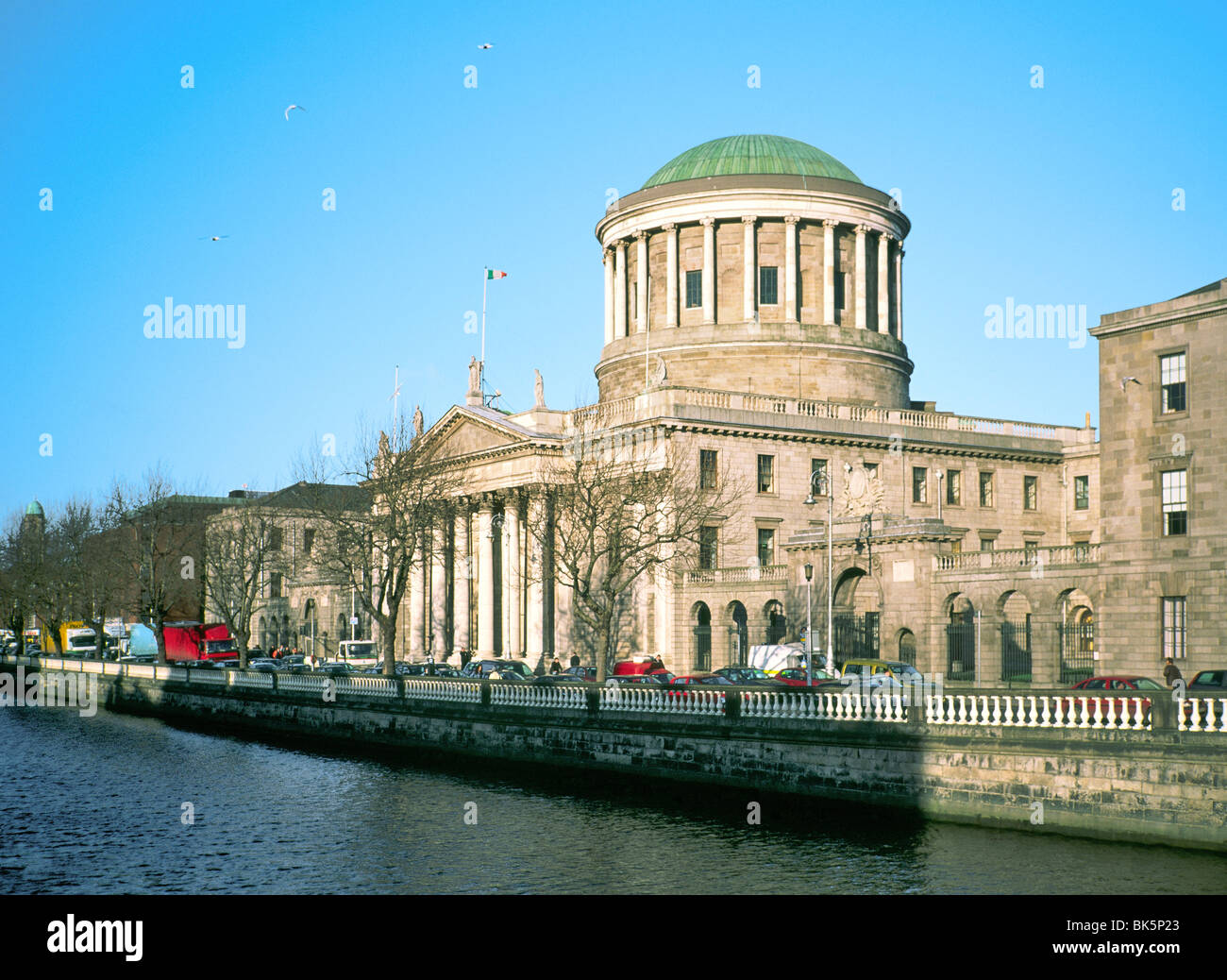 Dublin. Das Four Courts, aufbauend auf den Fluss Liffey in der Stadt von Dublin, Irland. Stockfoto