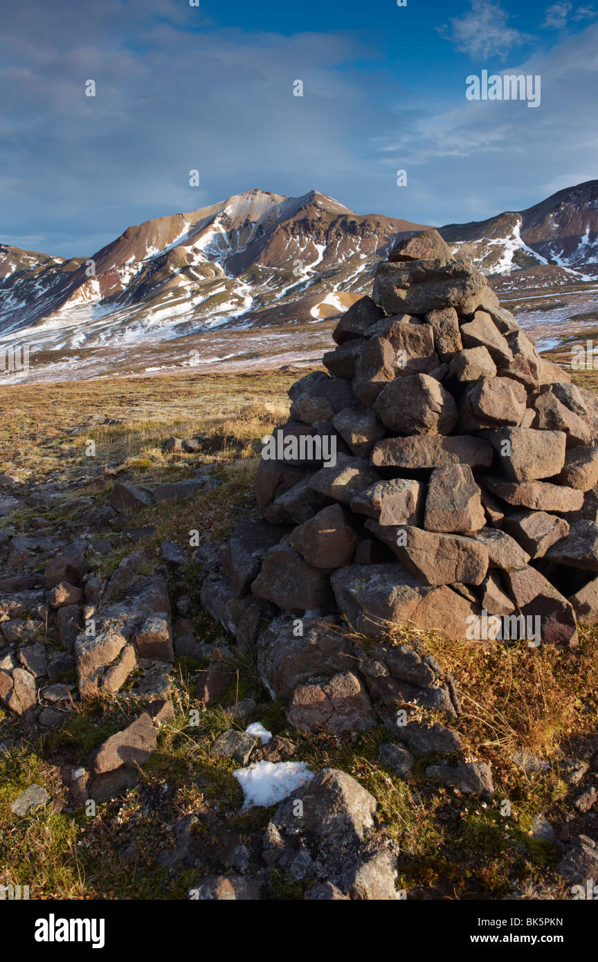 Cairn und Bergen im Brunavik-Tal, ein Favorit für Wanderer, Borgarfjorur Eystri Fjord, Bereich Ost Fjorde, Island Stockfoto