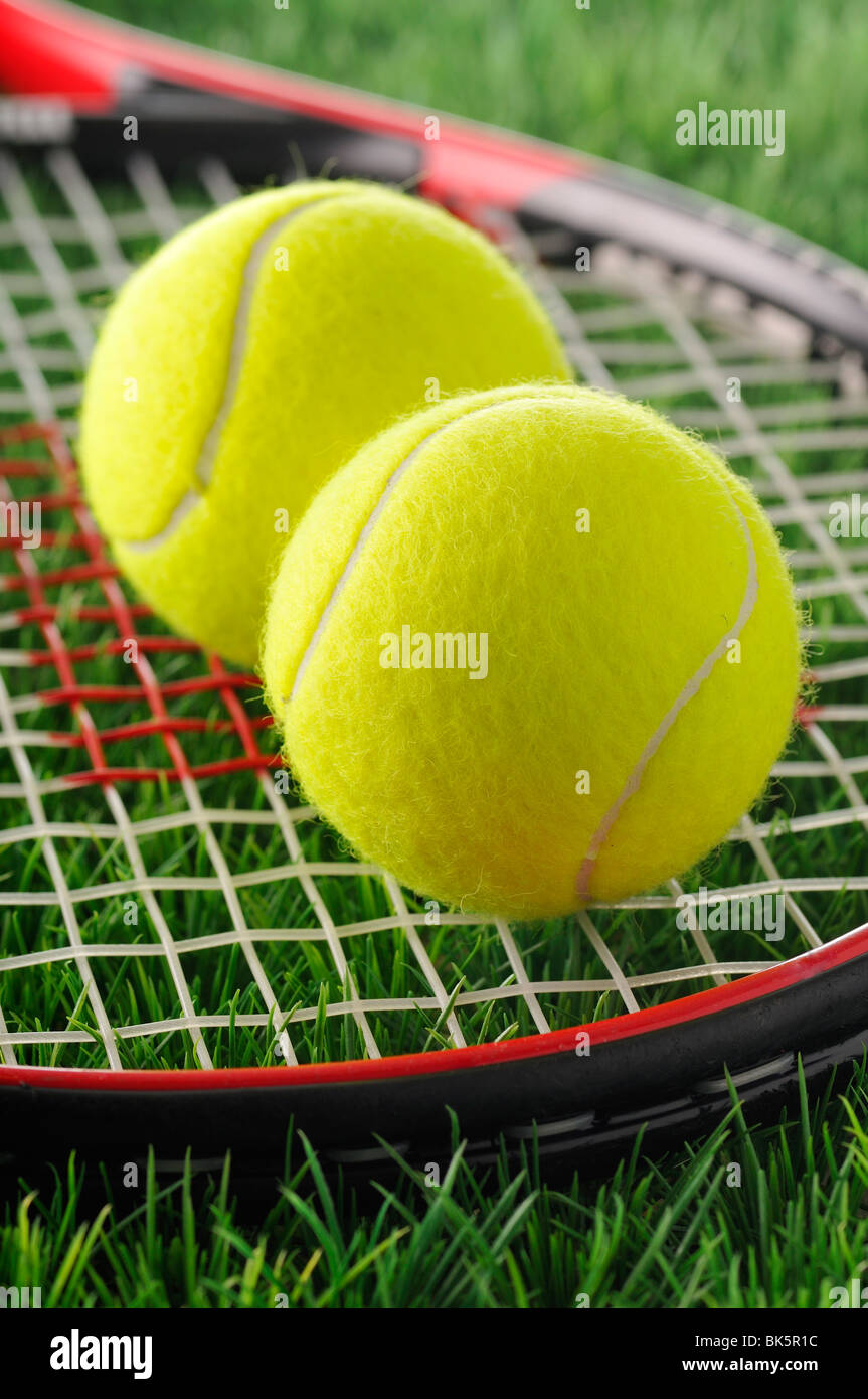 Tennisbälle und Tennisschläger Stockfoto