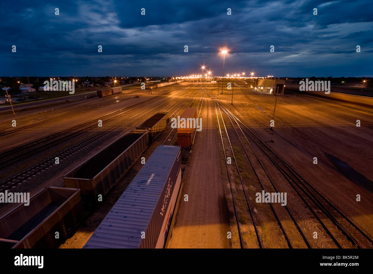 Den östlichen Eingang Bailey Railway Yard bei North Platte, Nebraska, in der Dämmerung. Die weltweit größte Rangierbahnhof Klassifizierung Stockfoto