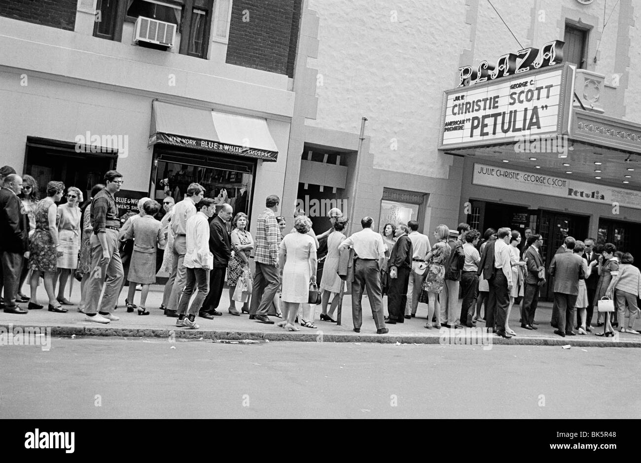 Gruppe von Menschen stehen vor einem Kino Stockfoto